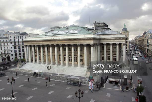 Vue du Palais Brongniart, le 25 octobre 2004 à Paris. Inauguré en 1826, le Palais Brongniart a abrité jusqu'à la fin du 20ème siècle la Bourse de...