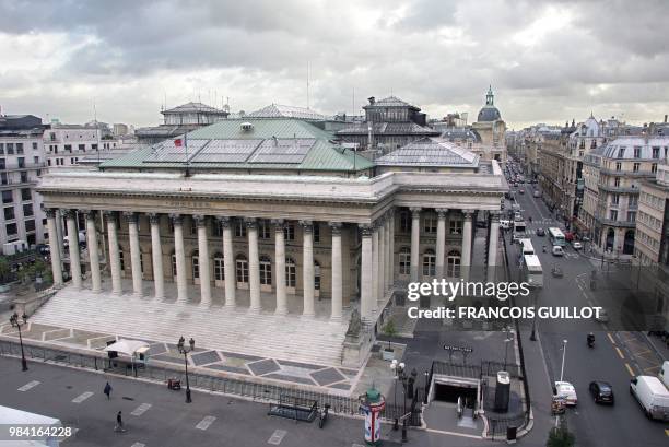 Vue du Palais Brongniart, le 25 octobre 2004 à Paris. Inauguré en 1826, le Palais Brongniart a abrité jusqu'à la fin du 20ème siècle la Bourse de...