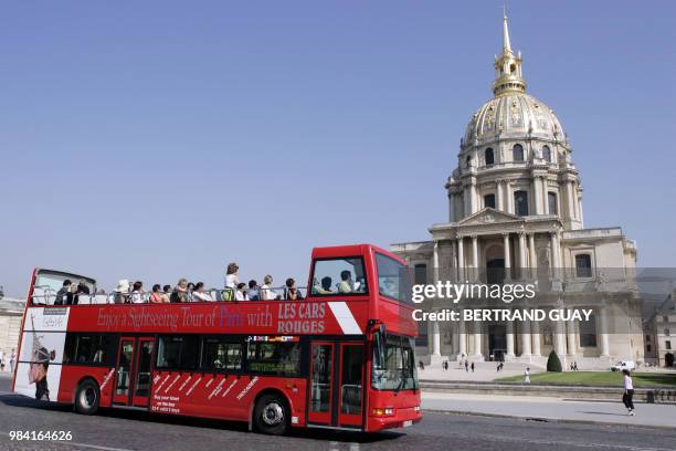 Un car de touristes passe, le 18 août 2005 à Paris, devant le Dôme et l'église Saint-Louis des Invalides, où se trouve le tombeau de Napoléon Ier....
