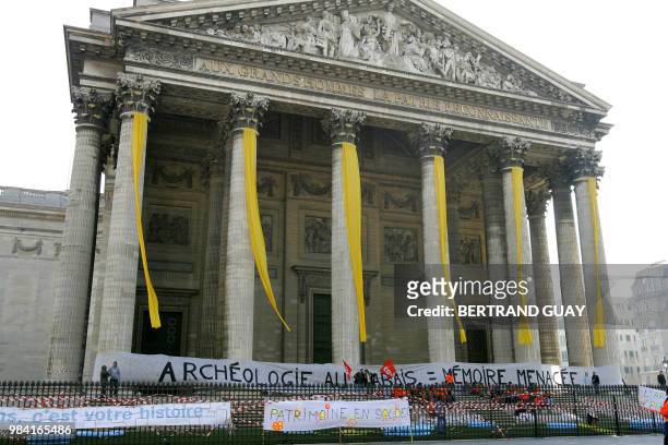 Une centaine d"archéologues en colère" ont accroché sur les colonnes du Panthéon une banderole pour dénoncer les menaces qui pèsent sur l'archéologie...