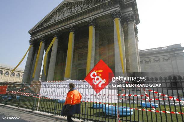 Une personne manifeste lors du rassemblement d'une centaine d"archéologues en colère" qui ont accroché sur les colonnes du Panthéon une banderole...