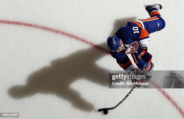 Richard Park of the New York Islanders warms up before playing against the Ottawa Senators on April 3, 2010 at Nassau Coliseum in Uniondale, New York.
