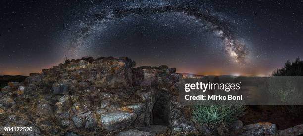 nuraghe santa barbara - nuraghe foto e immagini stock