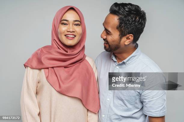 retrato de estúdio casal feliz da malásia - mlenny - fotografias e filmes do acervo