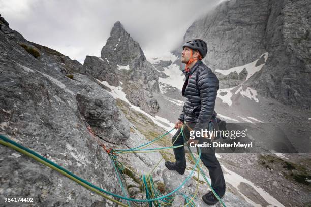 moutain kletterer im nationalpark berchtesgaden, mount hochkalter - dieter meyrl stock-fotos und bilder