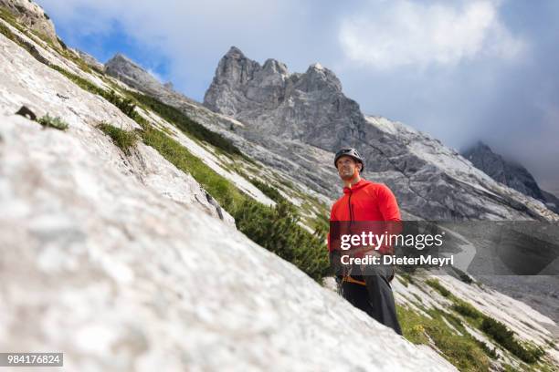 moutain kletterer im nationalpark berchtesgaden, mount hochkalter - dieter meyrl stock-fotos und bilder