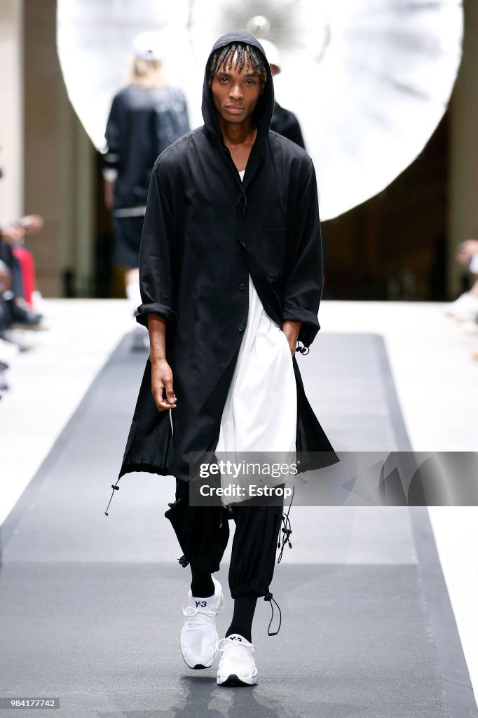 Y-3: : Runway - Paris Fashion Week - Menswear Spring/Summer 2019