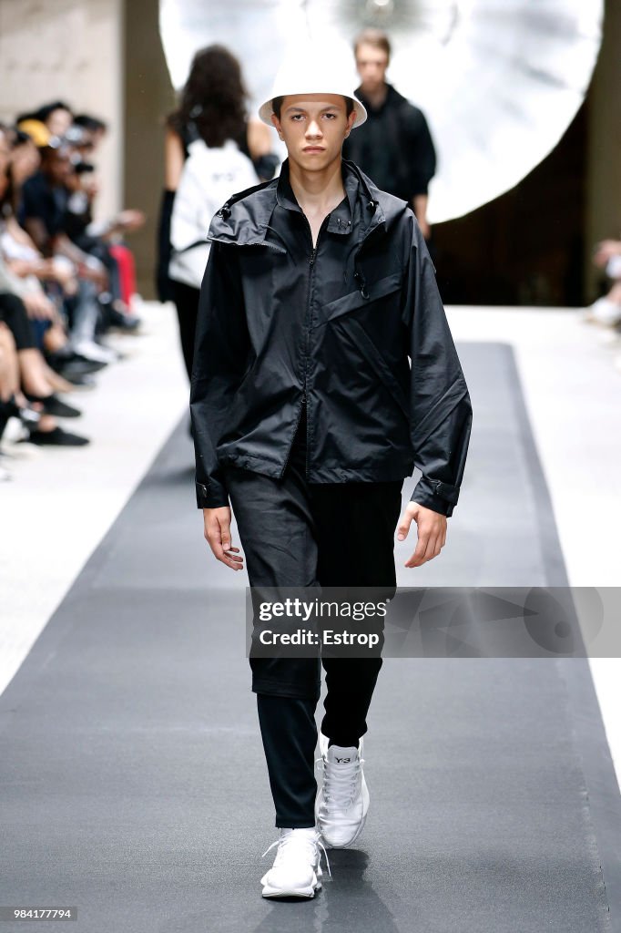 Y-3: : Runway - Paris Fashion Week - Menswear Spring/Summer 2019