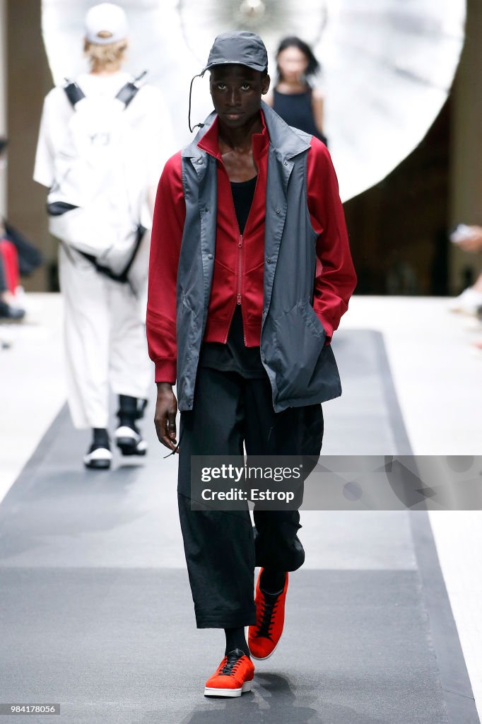 Y-3: : Runway - Paris Fashion Week - Menswear Spring/Summer 2019