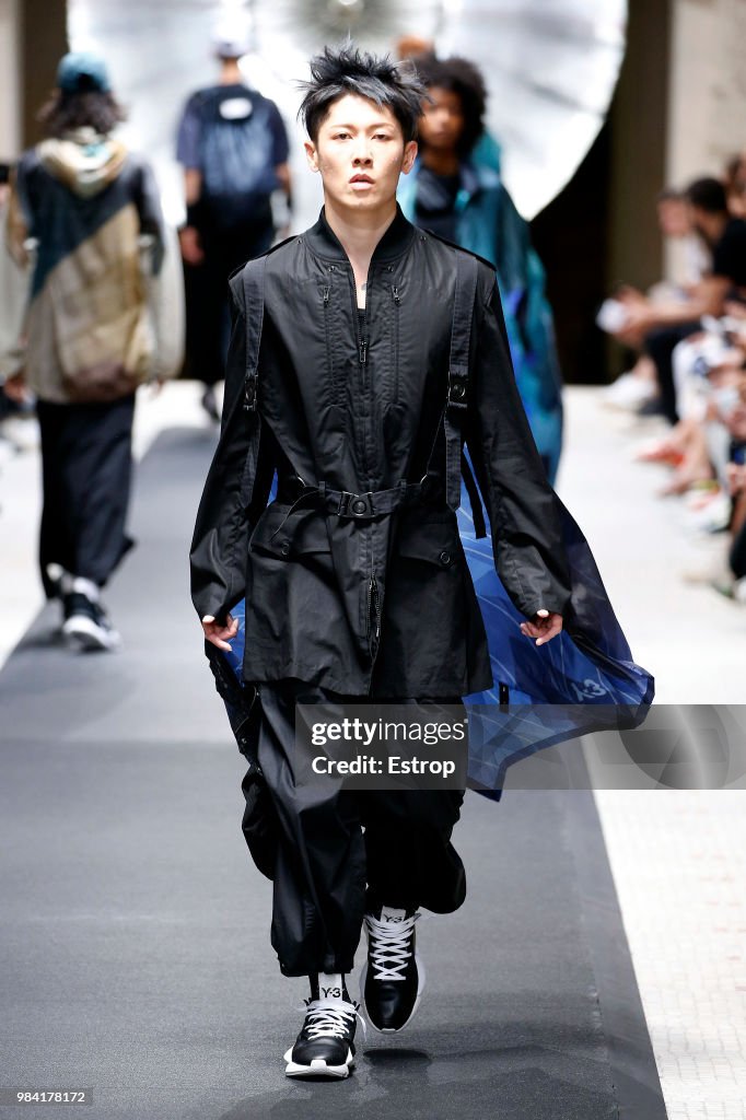 Y-3: : Runway - Paris Fashion Week - Menswear Spring/Summer 2019