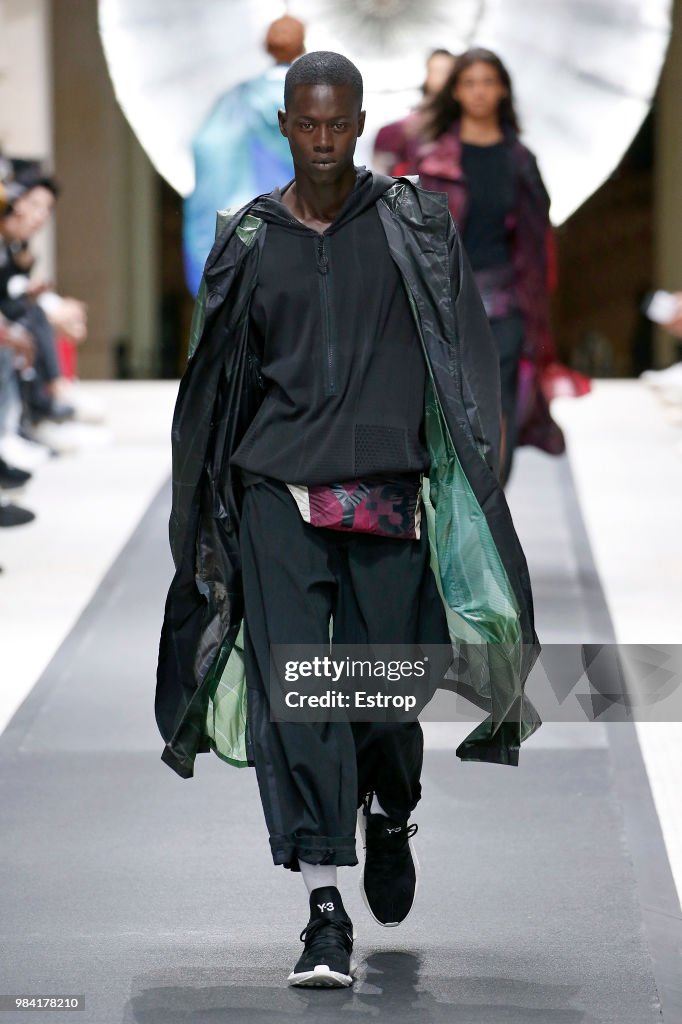 Y-3: : Runway - Paris Fashion Week - Menswear Spring/Summer 2019