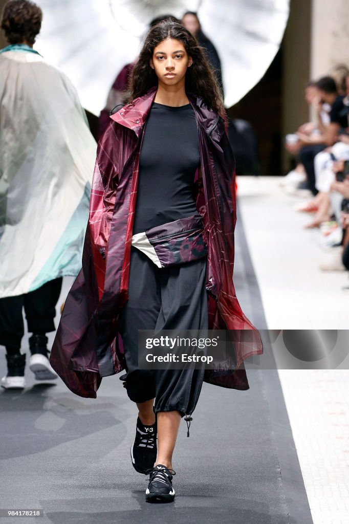 Y-3: : Runway - Paris Fashion Week - Menswear Spring/Summer 2019