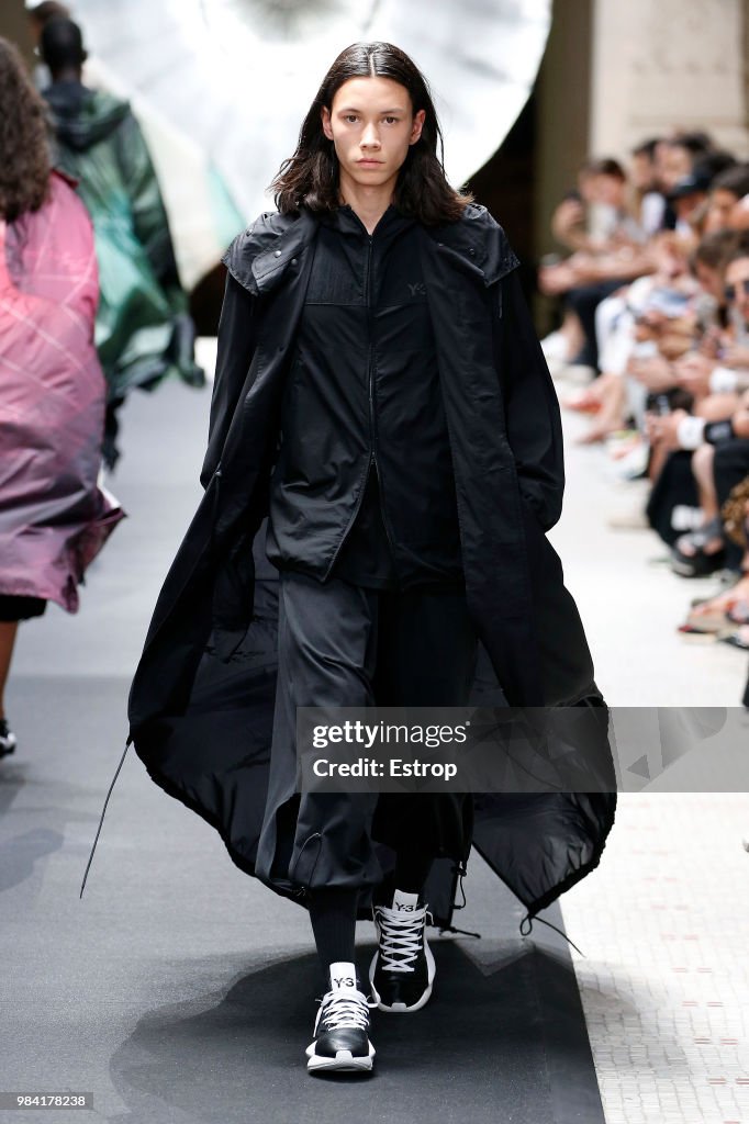 Y-3: : Runway - Paris Fashion Week - Menswear Spring/Summer 2019