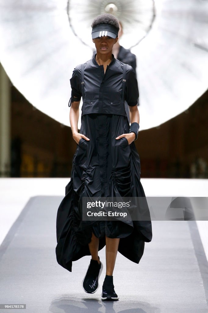 Y-3: : Runway - Paris Fashion Week - Menswear Spring/Summer 2019