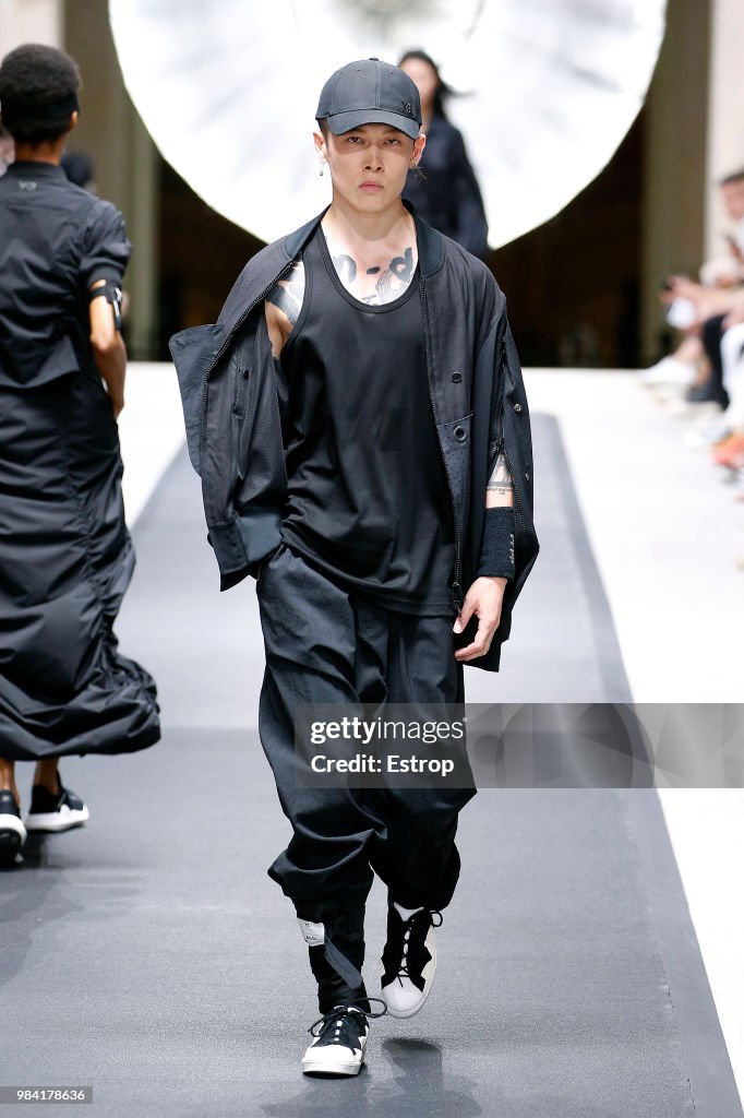 Y-3: : Runway - Paris Fashion Week - Menswear Spring/Summer 2019