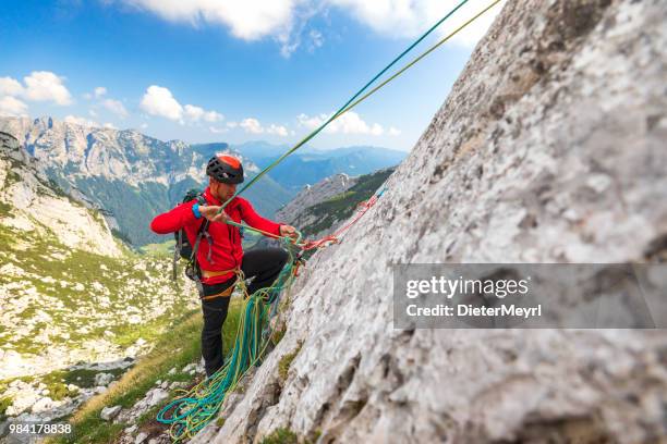 moutain kletterer im nationalpark berchtesgaden, mount hochkalter - dieter meyrl stock-fotos und bilder