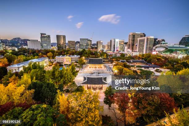 autumn and a palace in the city - deoksugung palace bildbanksfoton och bilder