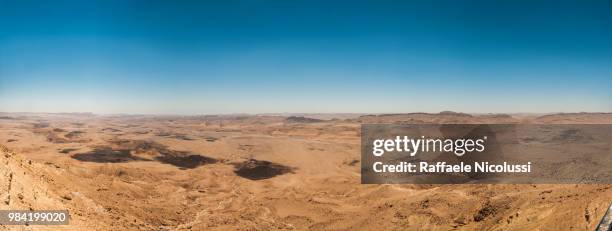 mitzpe ramon - panorama of mitzpe ramon canyon stock-fotos und bilder