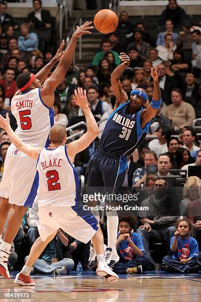 Jason Terry of the Dallas Mavericks passes against Craig Smith and Steve Blake of the Los Angeles Clippers at Staples Center on April 12, 2010 in Los...