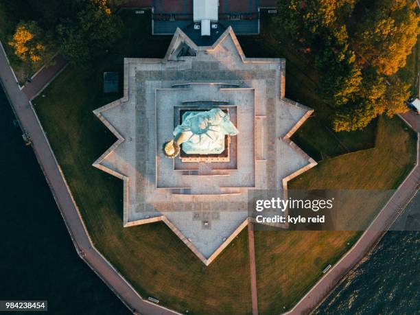 star shaped lady - insel liberty island stock-fotos und bilder