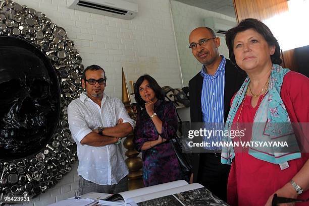 France-Inde-partis-PS by Beatrice Le Bohec Visiting French Socialist party leader Martine Aubry poses at the studio-workshop of Indian artist Subodh...