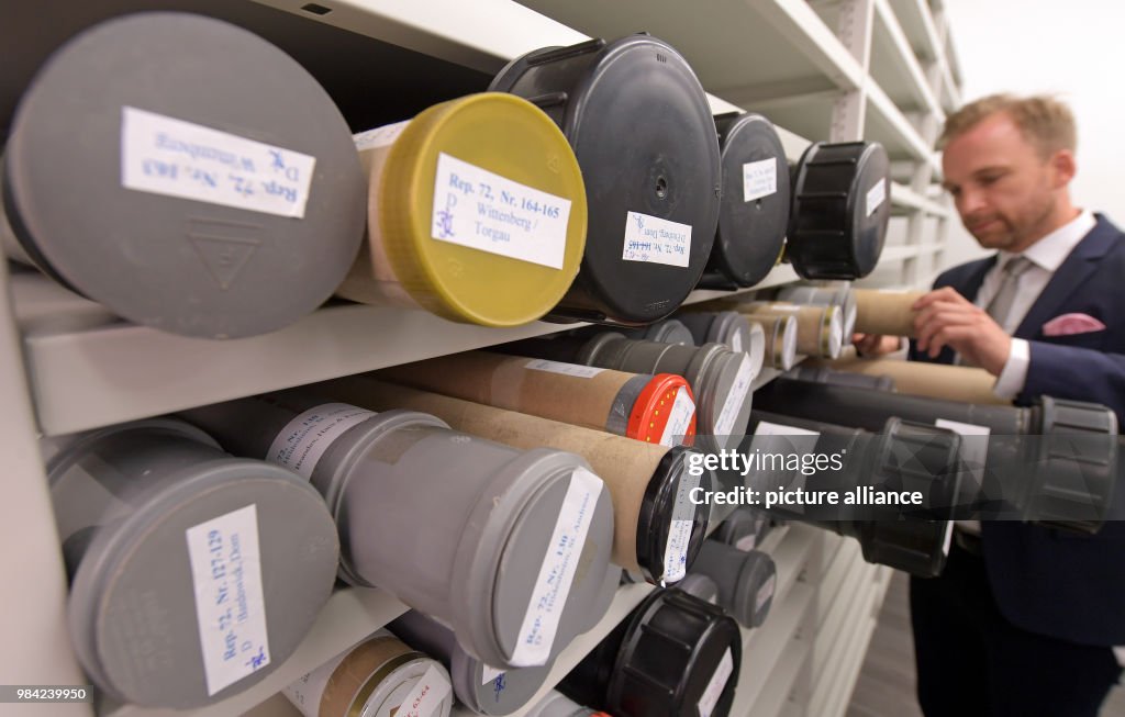 University of Halle recevies rubbings of 600 gravestones