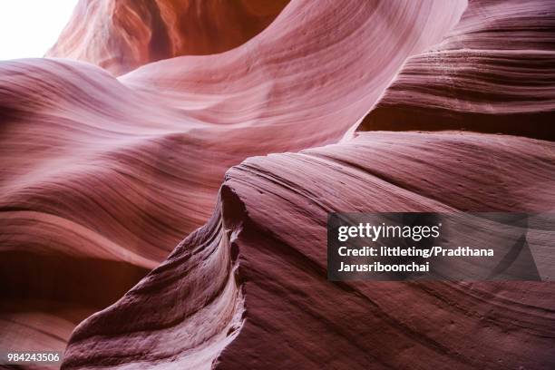 beautiful abstract pattern of lower antelope canyon - cañón del antílope inferior fotografías e imágenes de stock