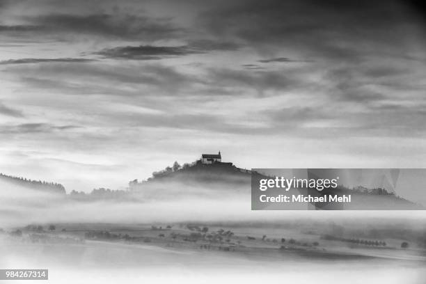 chapel of wurmlingen in autum mist - mehl 個照片及圖片檔