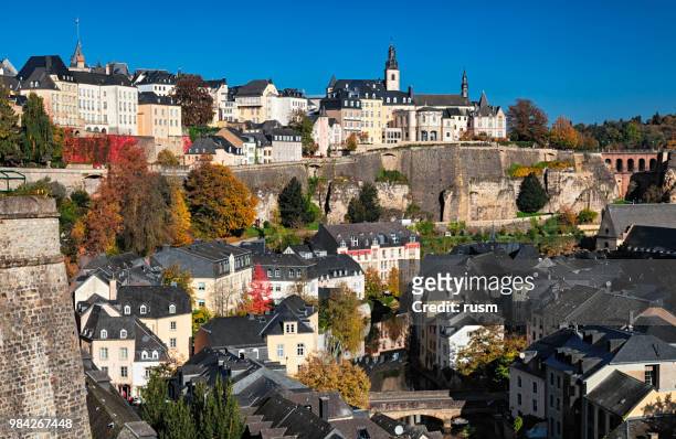 luxemburg oude stad opvatting in de herfst. - grand duke henri of luxembourg stockfoto's en -beelden