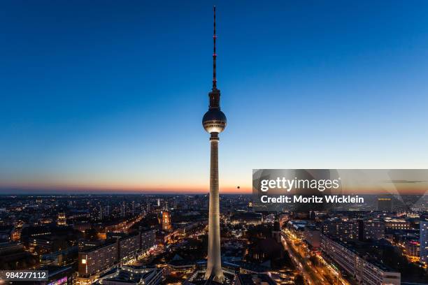 berliner fernsehturm - berliner fernsehturm stockfoto's en -beelden