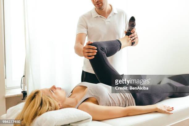 physical rehab - women sport injury stock pictures, royalty-free photos & images