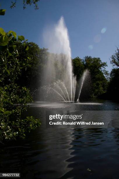fountain in park sonsbeek in arnhem, netherlands - golf course sprinklers stock pictures, royalty-free photos & images