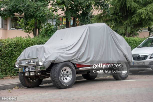 voiture recouverte de crique de textile - covered car photos et images de collection