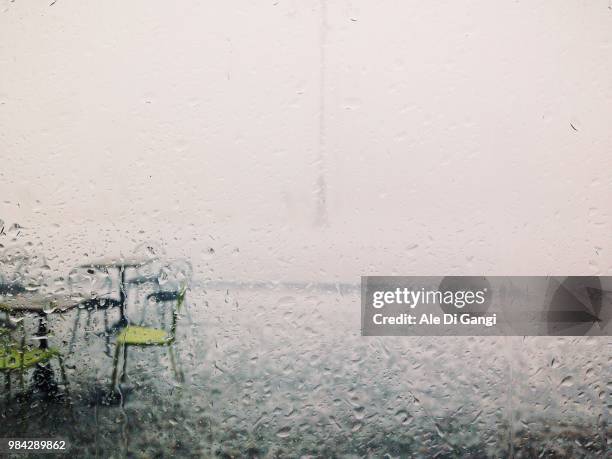 the day the world rained down - natale stockfoto's en -beelden