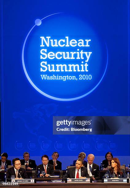 President Barack Obama, center, speaks during the opening plenary session with Cristina Fernandez de Kirchner, Argentina's president, right, and Lee...