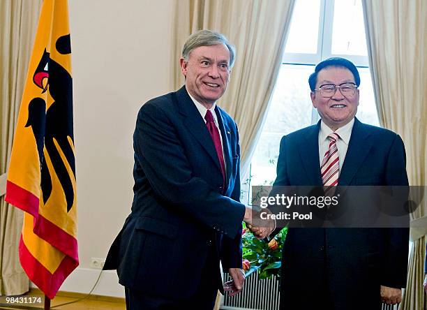 German president Horst Koehler welcomes Li Changchun, a standing committee member of Chinese Communist Party's Political Bureau, at Schloss Bellevue...