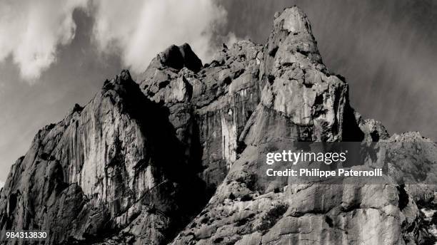 sainte victoire, vallon de la tine - v de la victoire stock pictures, royalty-free photos & images