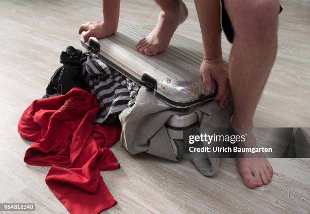 That has to be fit - holiday travels and the problems of packing vacation suitcases. Symbol photo on the topics pack suitcases, too much luggage,...