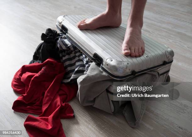 That has to be fit - holiday travels and the problems of packing vacation suitcases. Symbol photo on the topics pack suitcases, too much luggage,...