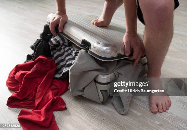 That has to be fit - holiday travels and the problems of packing vacation suitcases. Symbol photo on the topics pack suitcases, too much luggage,...