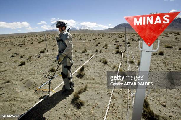 Un zapador del ejercito chileno trabaja en un campo minado en Chungara, zona fronteriza entre Chile y Bolivia, el 21 de julio de 2005. El soldado...