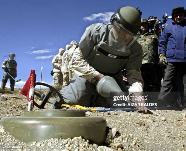 Un soldado del ejercito chileno muestra la forma de ubicar una mina antipersonal el 21 de julio de 2005, en Chungará frontera de Chile con Bolivia....