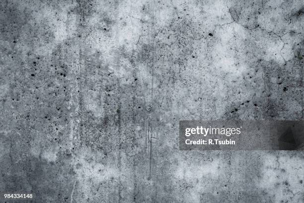 old moldy concrete wall as abstract background texture - beton - fotografias e filmes do acervo