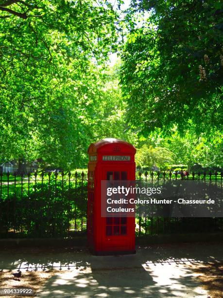 famous red phone london - chasseur stock-fotos und bilder