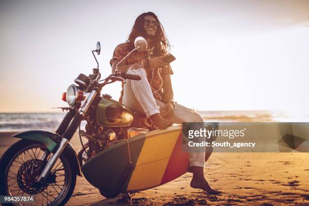 surfista seduto su una moto in spiaggia - mare moto foto e immagini stock