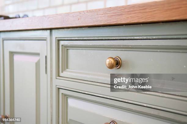 kitchen unit detail - handle - fotografias e filmes do acervo