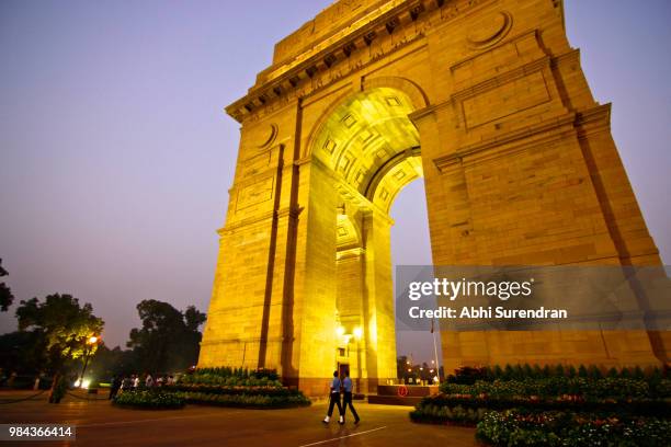 walk at the gate - india gate stock pictures, royalty-free photos & images