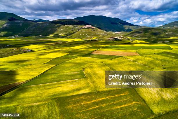 castelluccio di norcia, umbria, italy - castelluccio di norcia fotografías e imágenes de stock