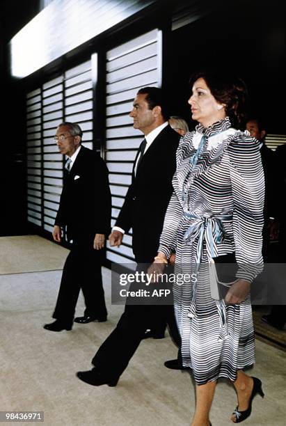 Emperor Hirohito guides Egyptian President Hosni Mubarak and his wife Suzanne Mubarak into the Imperial Palace upon their arrival to attend the...