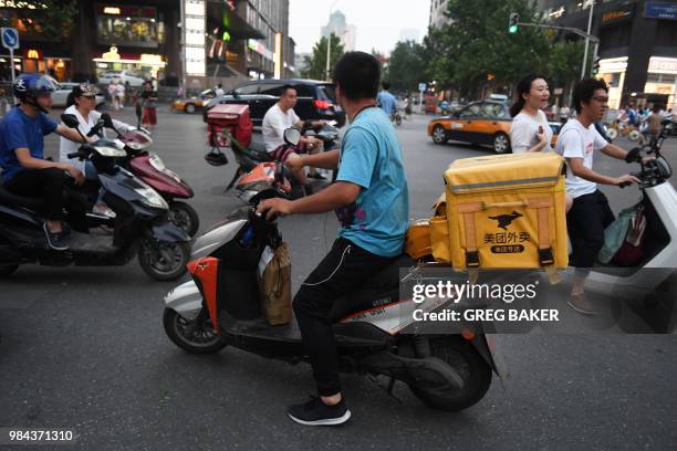 Meituan Riders 964 Meituan Stock Photos, High-Res Pictures, and Images - Getty Images
